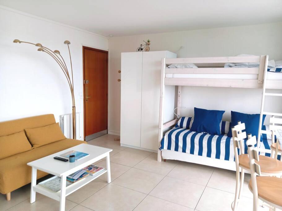 T1 neuf avec petite chambre à 150m de la plage