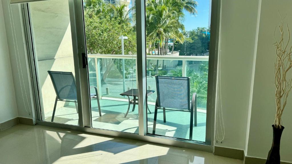 Sunny Isles, beach life! Parking included image