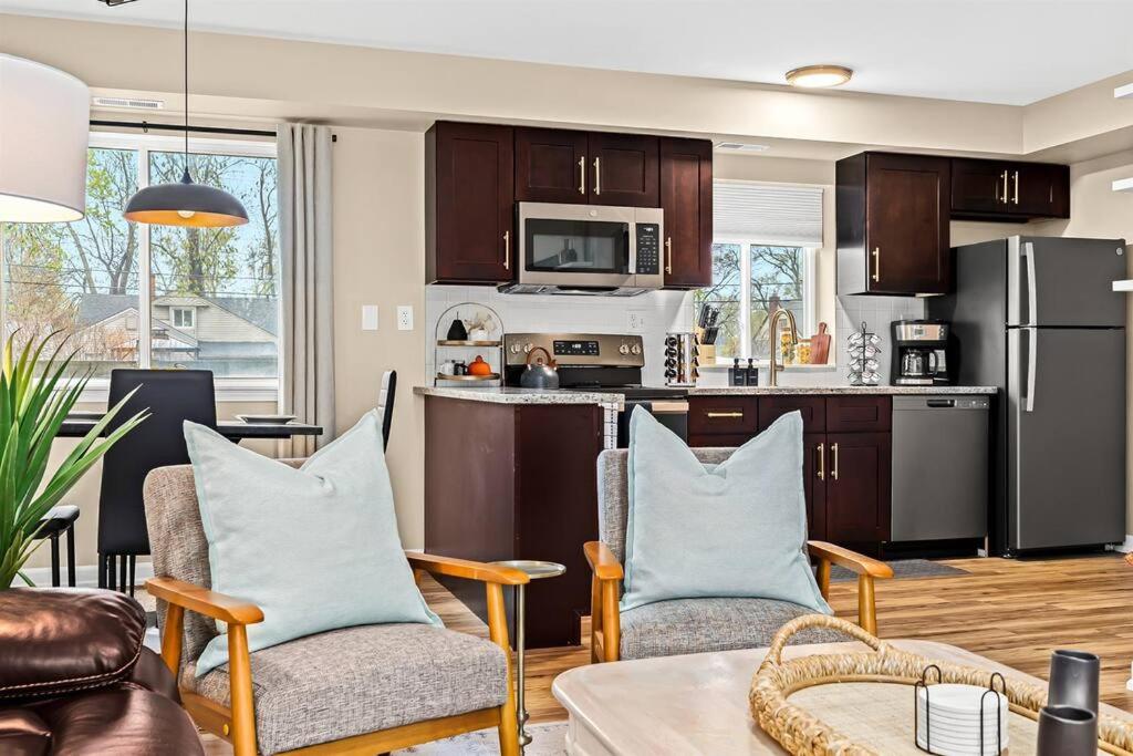 New! Beautiful 1BR in Sharon Lane photo 1