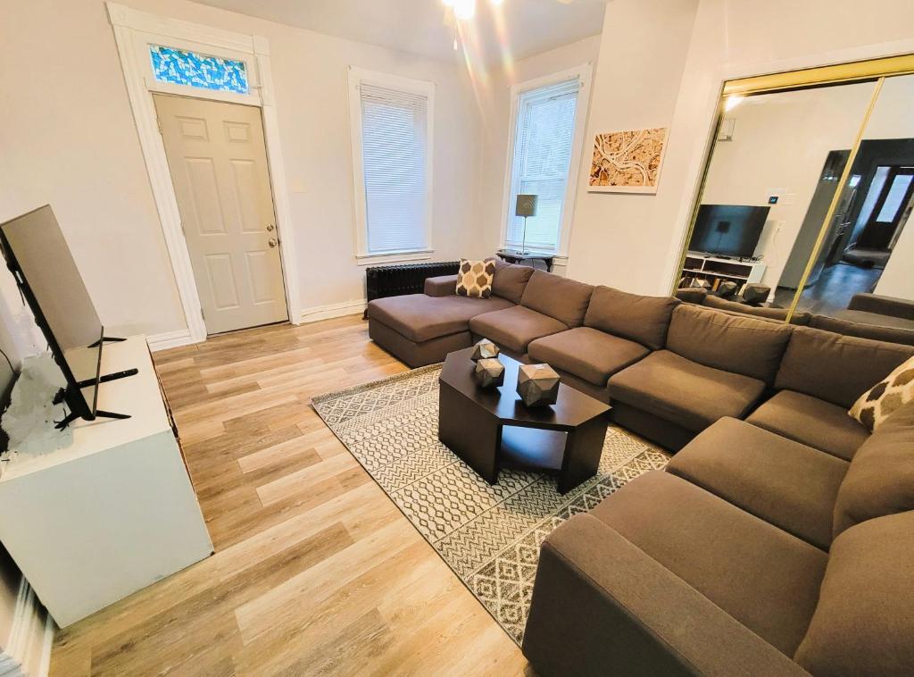 2 BR - Off Street Parking - Amazing View Nearby image