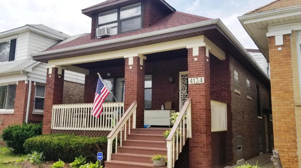 Well-Appointed Cozy Portage Park Apt, Dogs, Kids, Free Parking, 420 Compliant image
