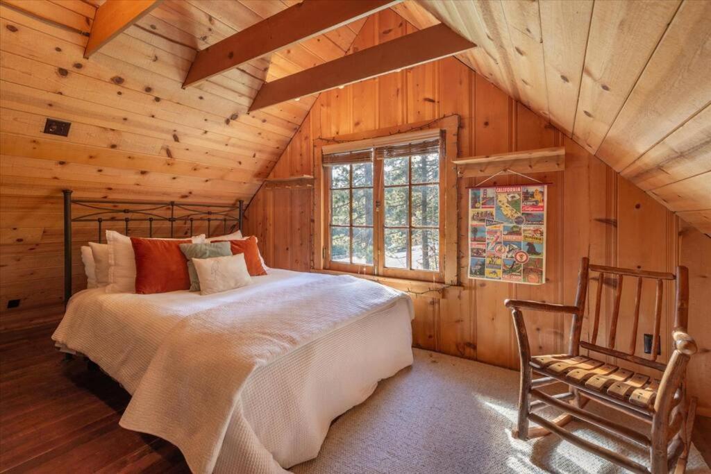 Coziest Cabin in Tahoe w Stone Fireplace Comfy Beds Close to Slopes & Lake photo 2