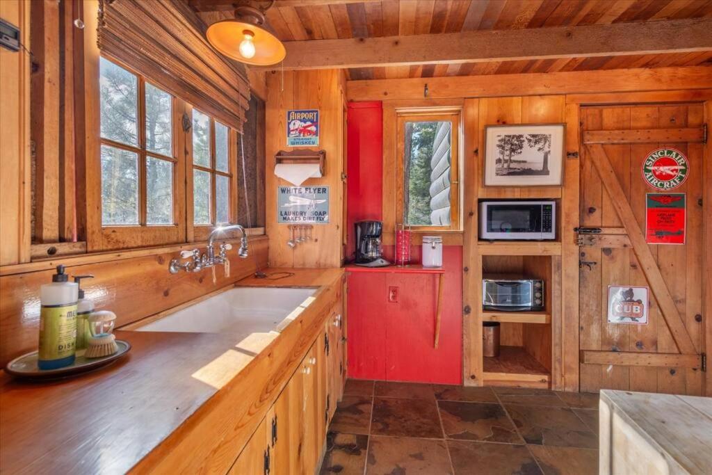 Coziest Cabin in Tahoe w Stone Fireplace Comfy Beds Close to Slopes & Lake photo 3