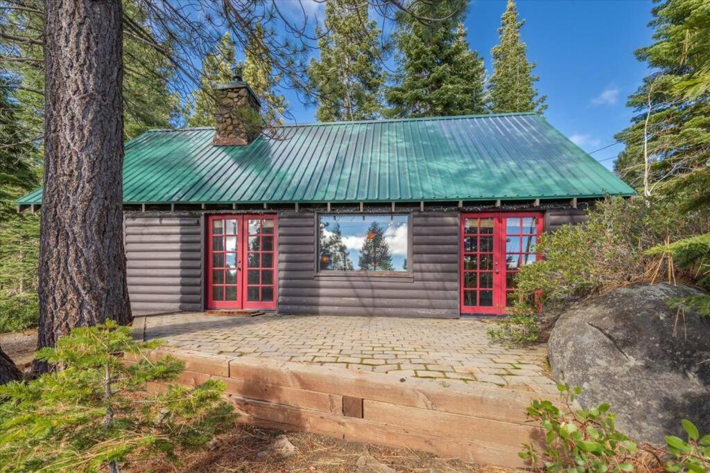 Coziest Cabin in Tahoe w Stone Fireplace Comfy Beds Close to Slopes & Lake photo 4