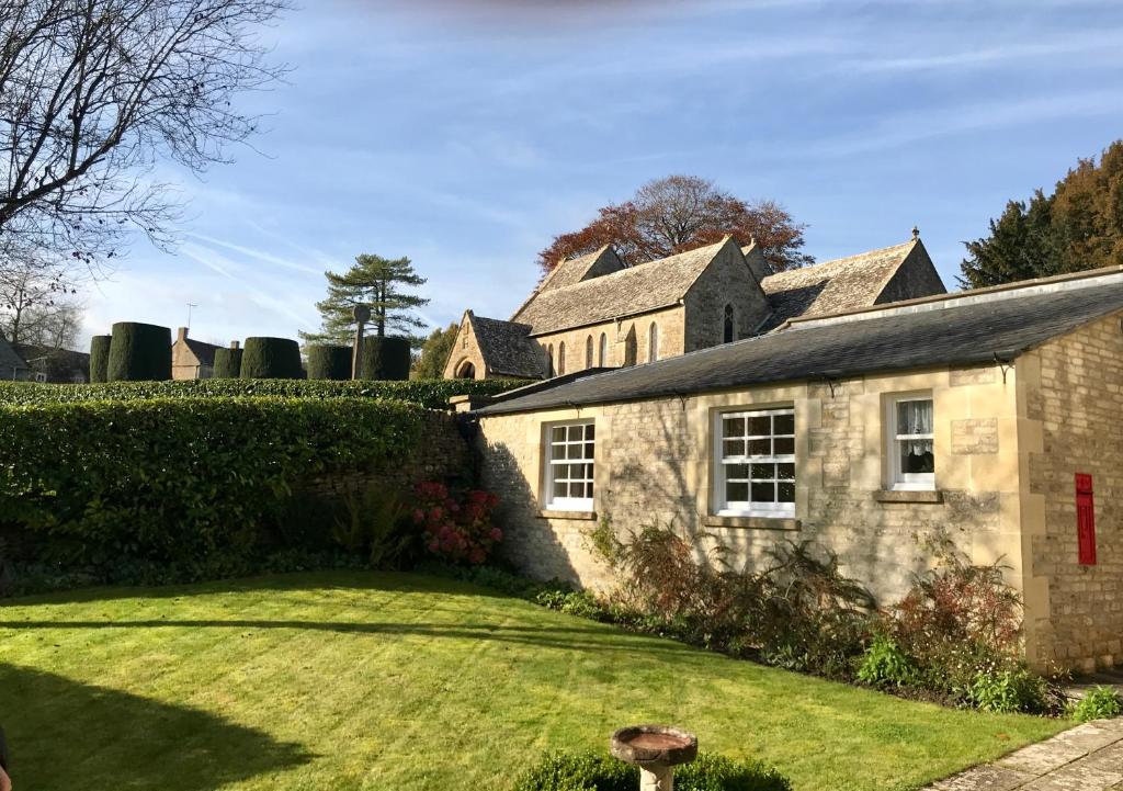The Old Post Office Studio Apartment in a Beautiful Cotswold Village - Tap to explore photos