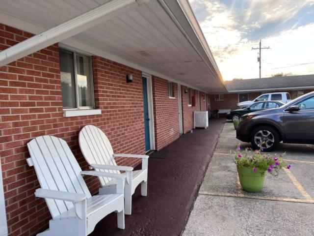 Traveler's Inn Motel image