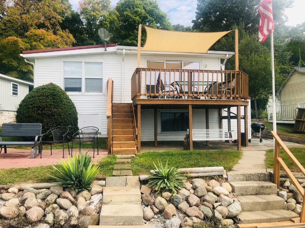 The Wellington Lake Cottage