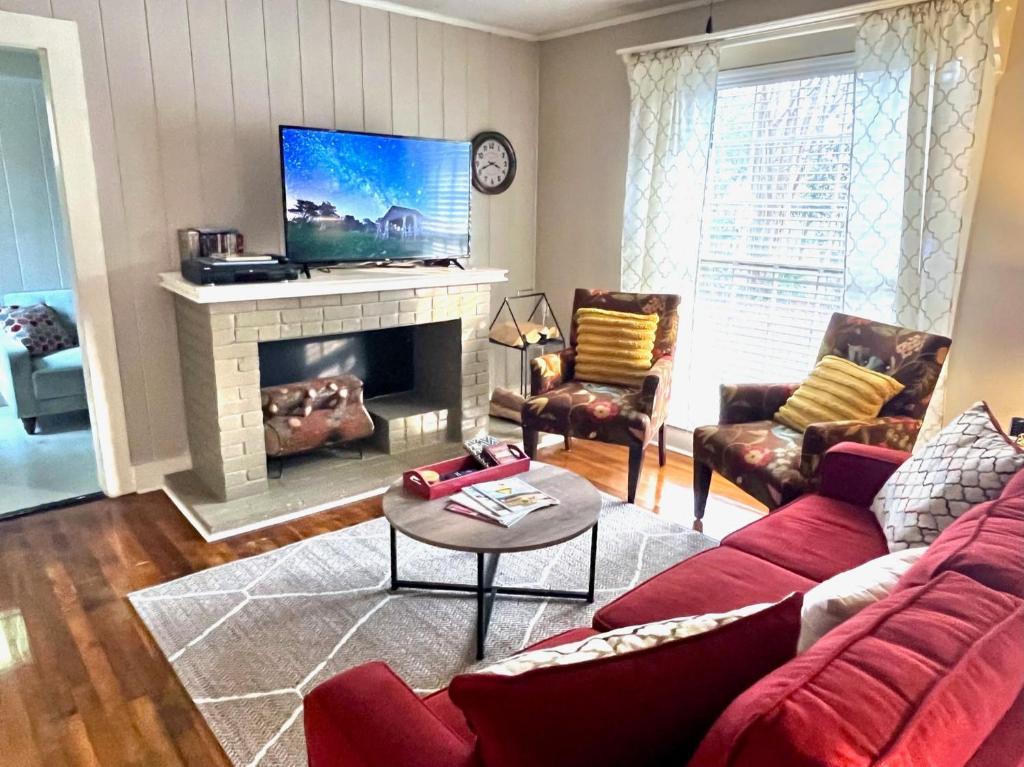 KING BED Family Friendly Cottage - Walk to Zoo & Waterpark - Near Downtown & Midtown image