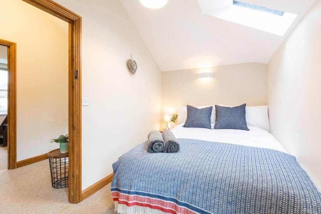 Badgers Lodge MV37 Lakeside Spa Property - Tap to explore photos