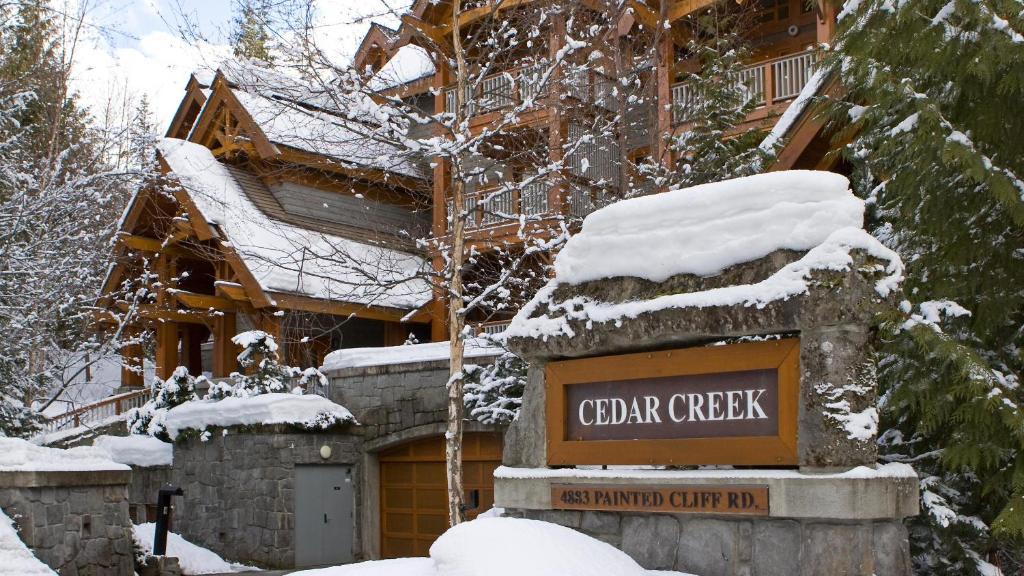 Cedar Creek E - Ski-In Ski-Out! Spacious Townhome, Hot Tub, Secure Parking - Whistler Platinum photo 3