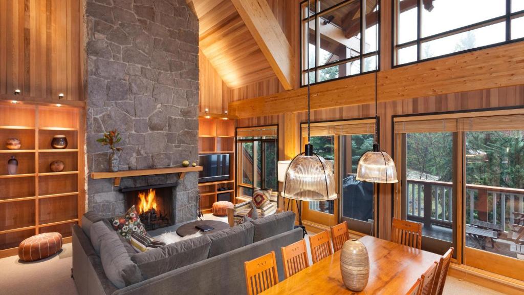 Cedar Creek E - Ski-In Ski-Out! Spacious Townhome, Hot Tub, Secure Parking - Whistler Platinum
