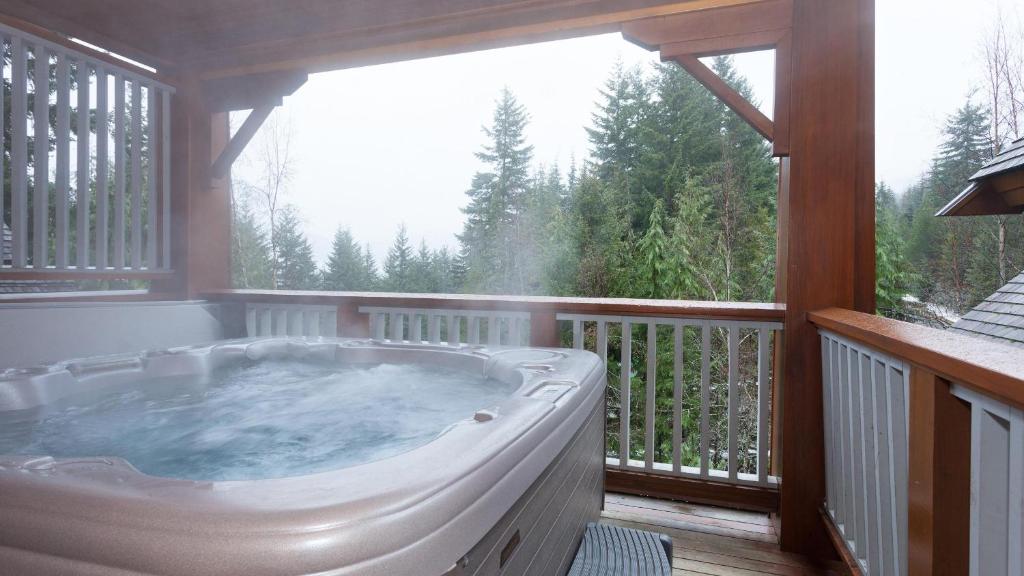Cedar Creek E - Ski-In Ski-Out! Spacious Townhome, Hot Tub, Secure Parking - Whistler Platinum photo 2