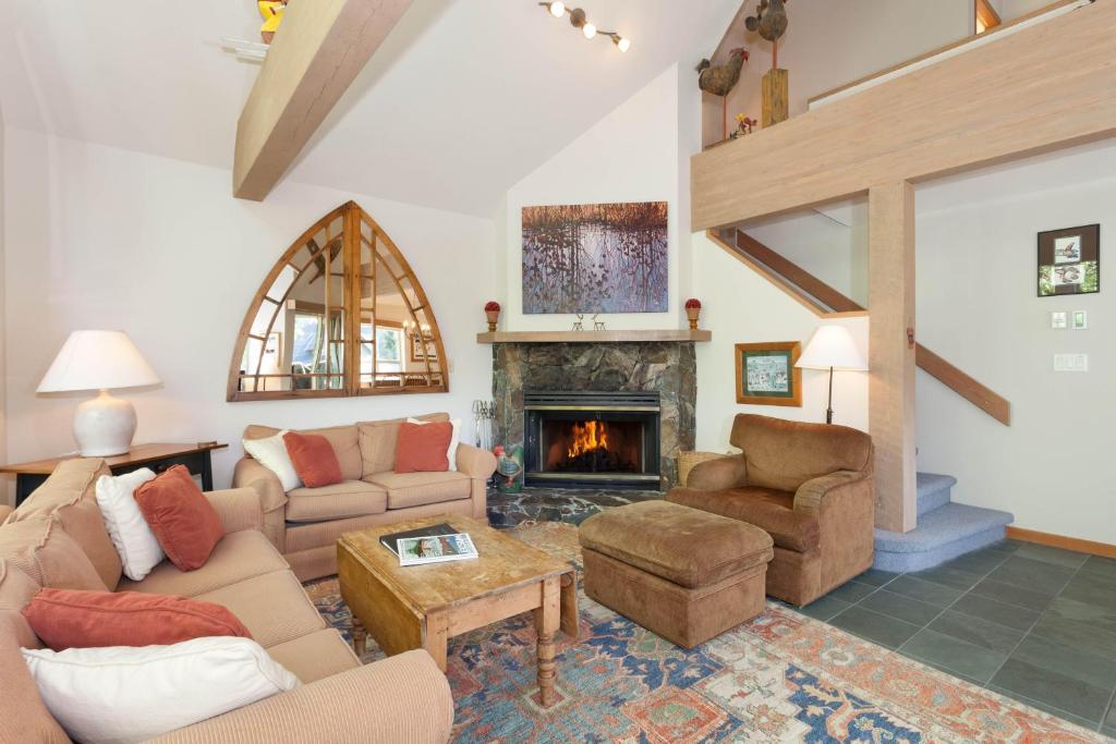 Snowgoose 11 - Family Friendly, Scenic Views, Parking x 2, Fireplace - Whistler Platinum