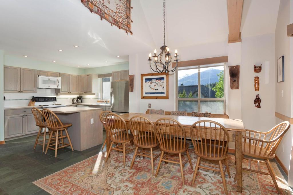 Snowgoose 11 - Family Friendly, Scenic Views, Parking x 2, Fireplace - Whistler Platinum photo 2