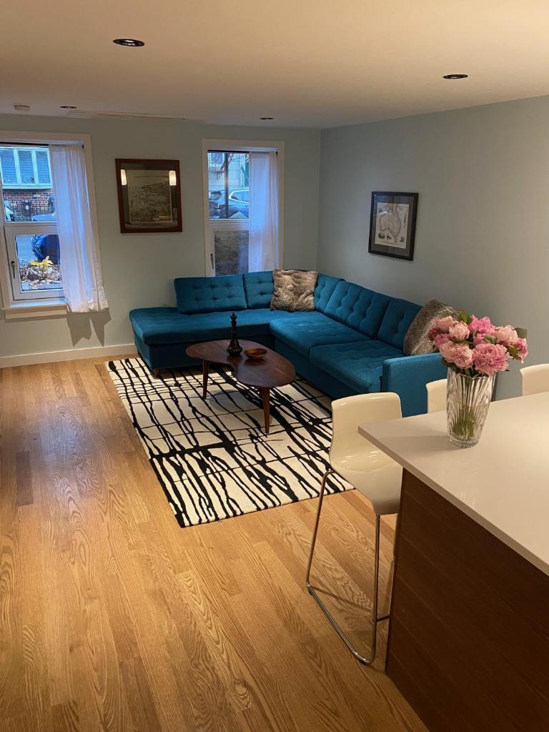Cozy Garden Apt in Williamsburg NYC Townhouse image