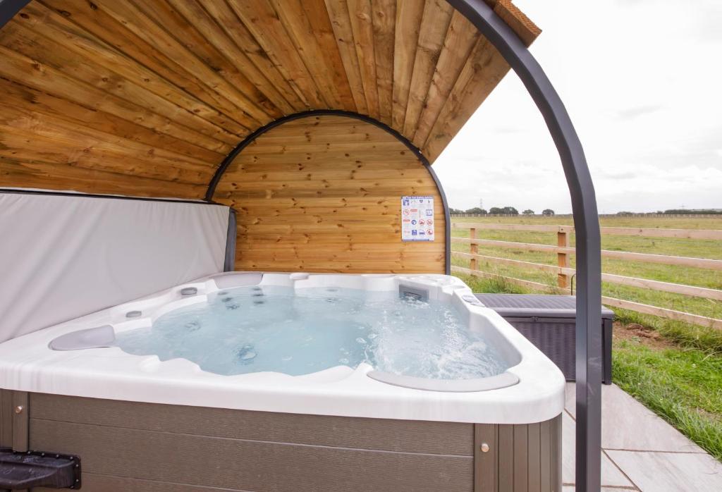 Little Meadow Pods with Hot Tub photo 3