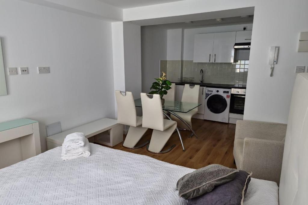 Gibraltar Suite 13-Hosted by Sweetstay photo 1