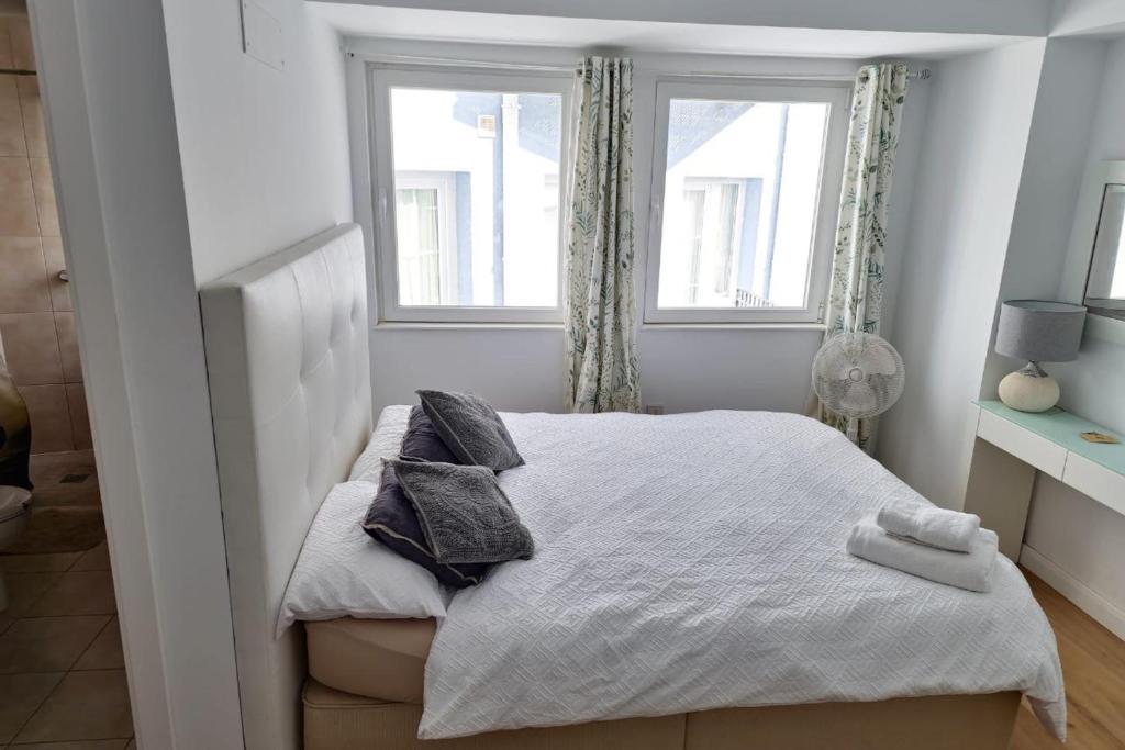 Gibraltar Suite 13-Hosted by Sweetstay photo 3