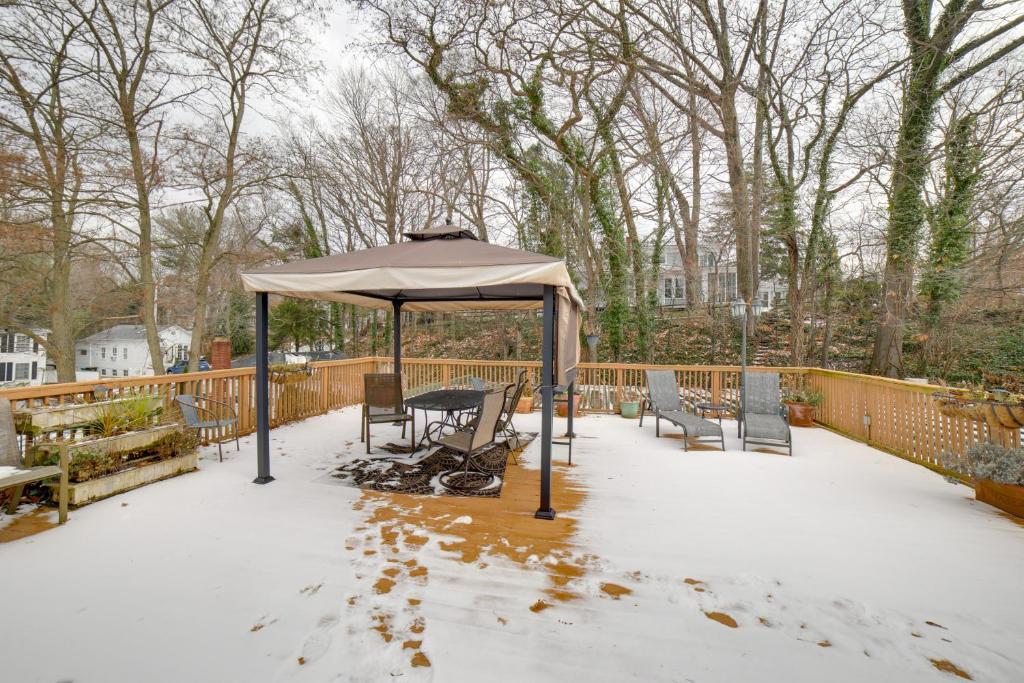 Charming Saugatuck Condo with Private Deck and Grill! photo 4