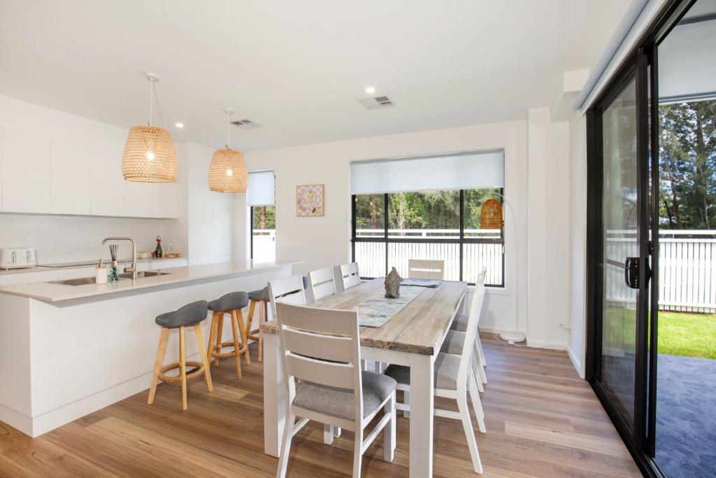Shiloh Shores - Pet Friendly with Fire Pit - 5 Mins to Beach photo 4