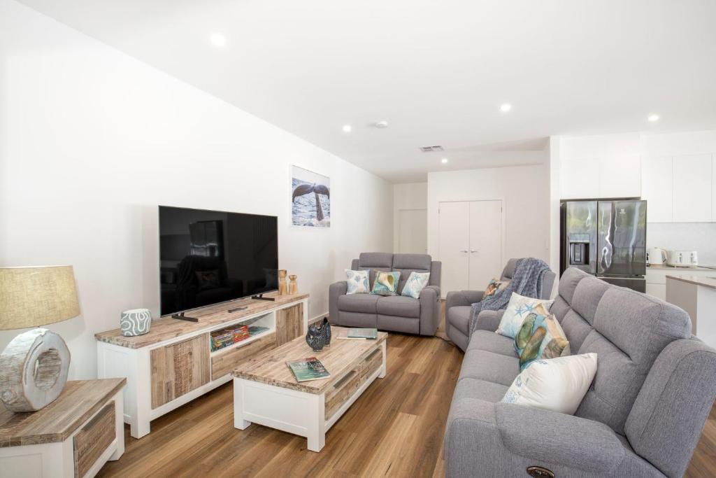 Shiloh Shores - Pet Friendly with Fire Pit - 5 Mins to Beach photo 1