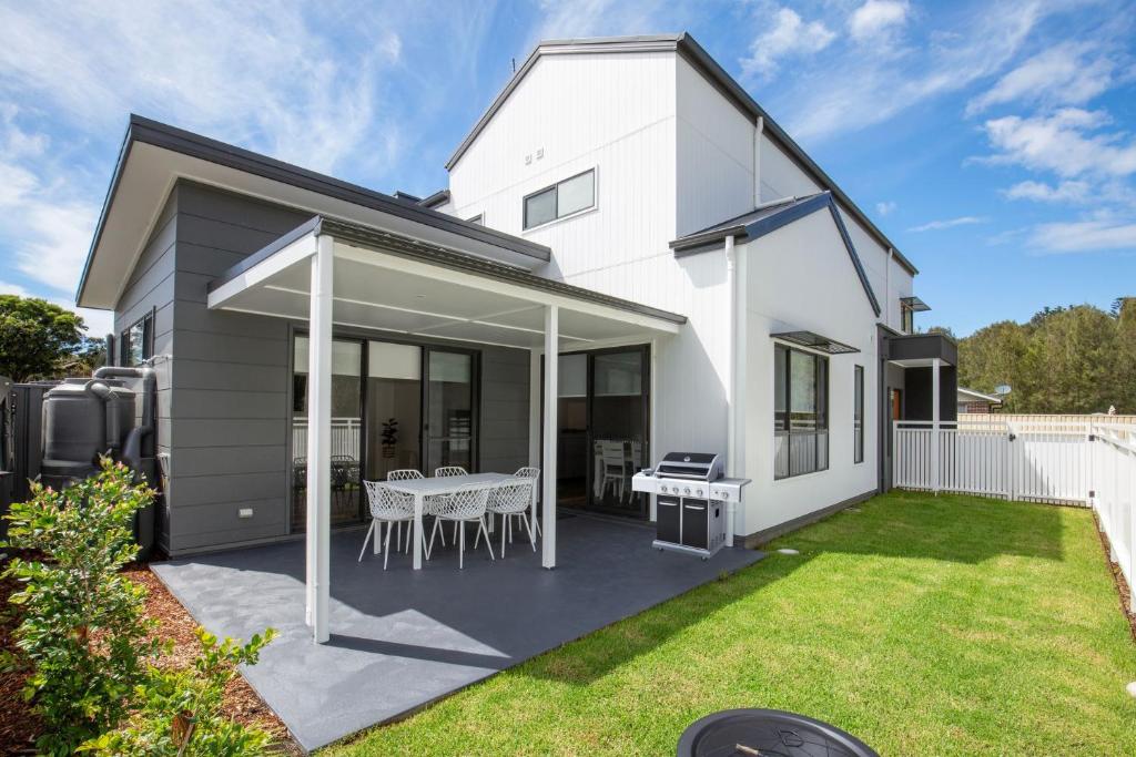 Shiloh Shores - Pet Friendly with Fire Pit - 5 Mins to Beach