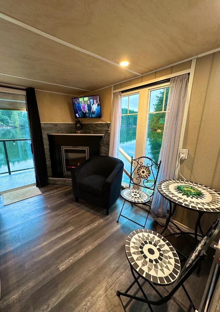 Trails End Beach House suite with hot tub and beach bedroom cabin! photo 4