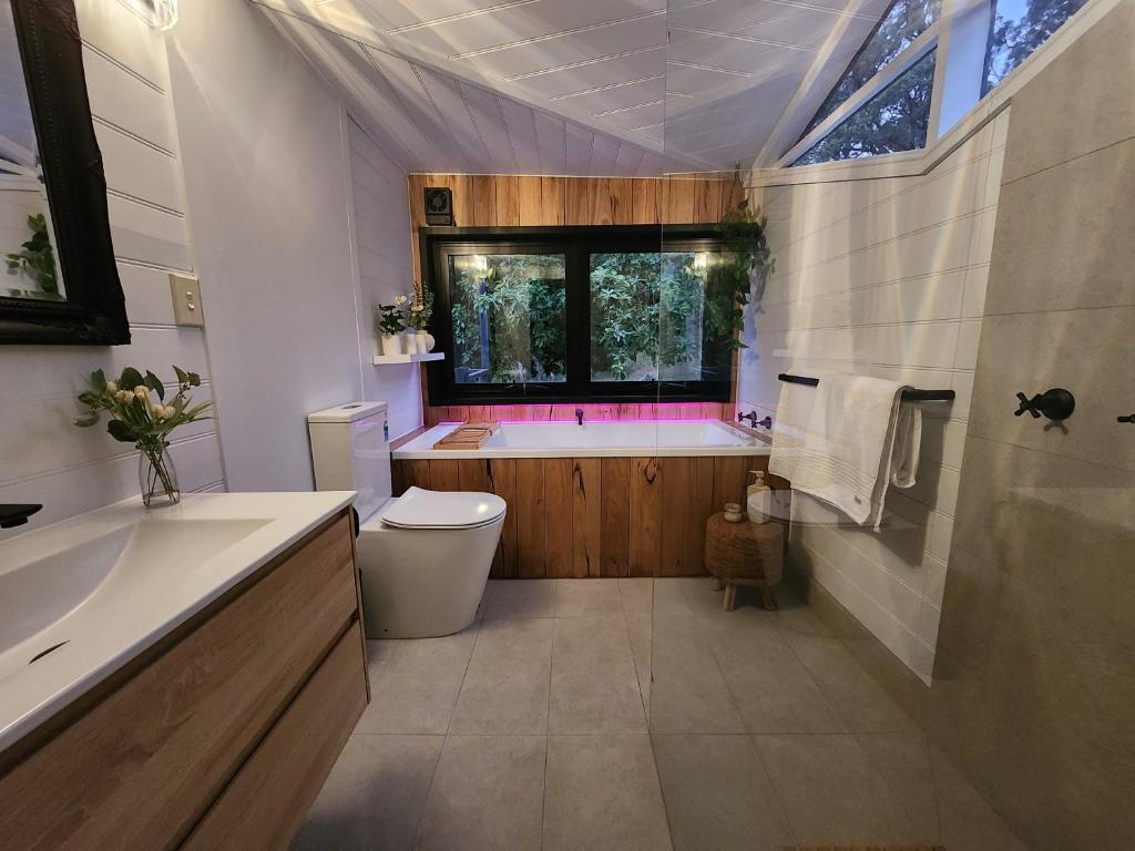 Daylesford - Frog Hollow Estate -THE COTTAGE - enjoy a relaxing and romantic night away in our gorgeous little one Bedroom ROMANTIC COTTAGE under the apple tree with water views photo 3