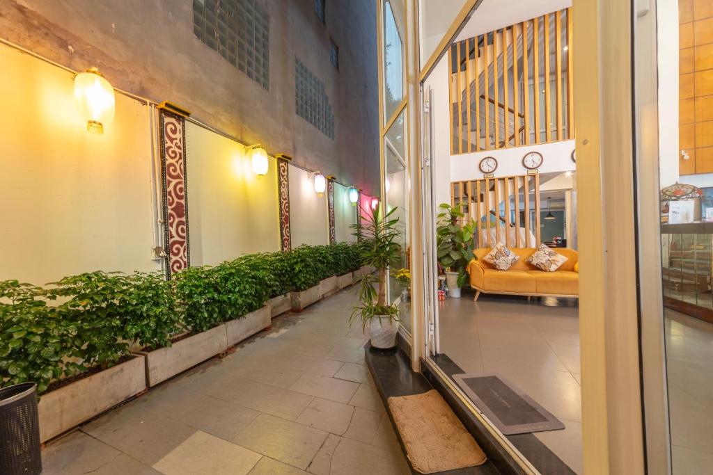 Golden Sunshine Villa Hotel and Travel