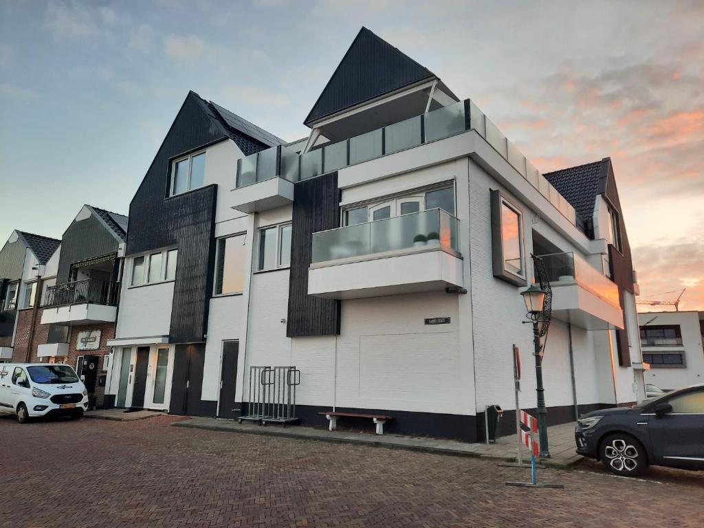 Bij de Haven op Urk photo 2