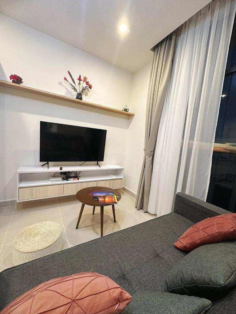 Sunset Seaview Studio Apartment at Kota Kinabalu City Centre photo 4