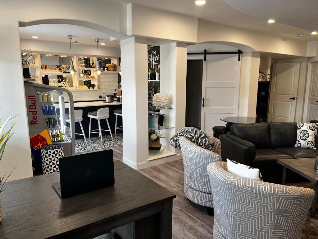 Stunning Italian Cafe Themed Studio Apartment Backing on a Canal photo 2