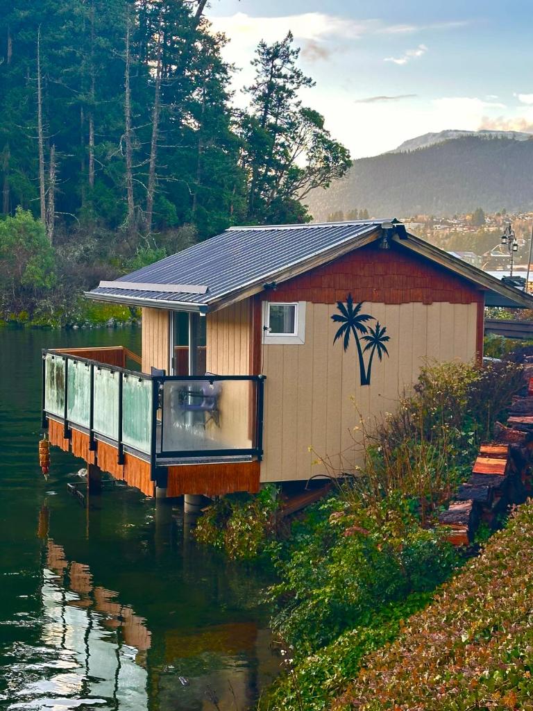 Trails End Beach House suite with hot tub and beach bedroom cabin! photo 2