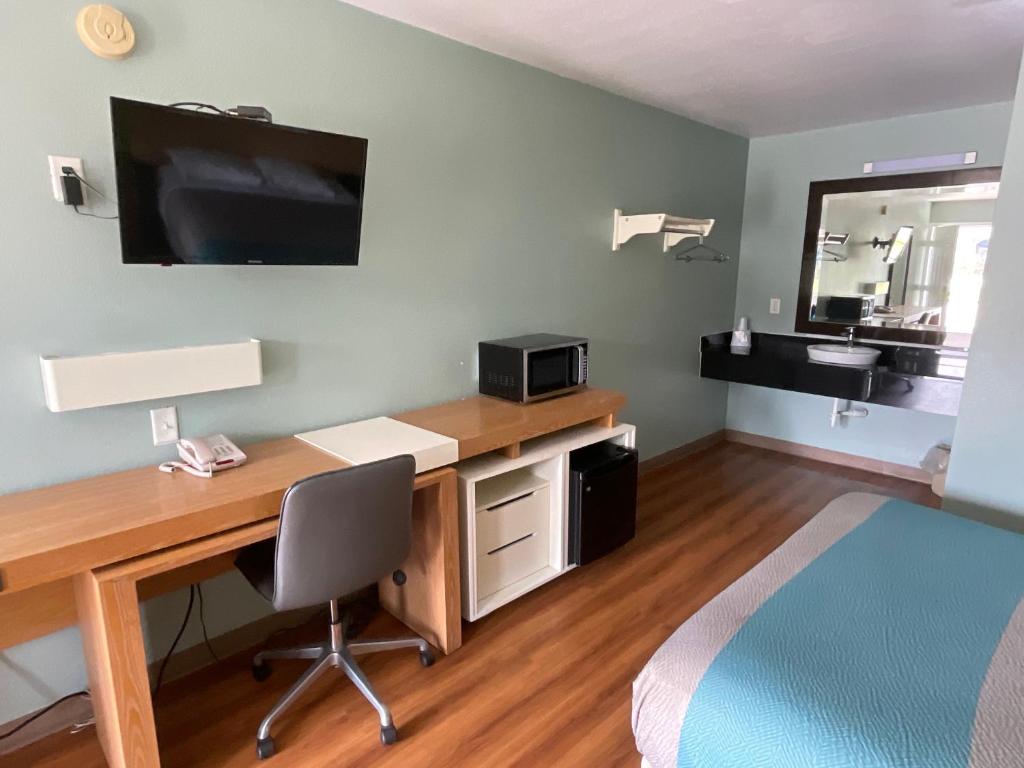 Country Yard Inn and Suites
