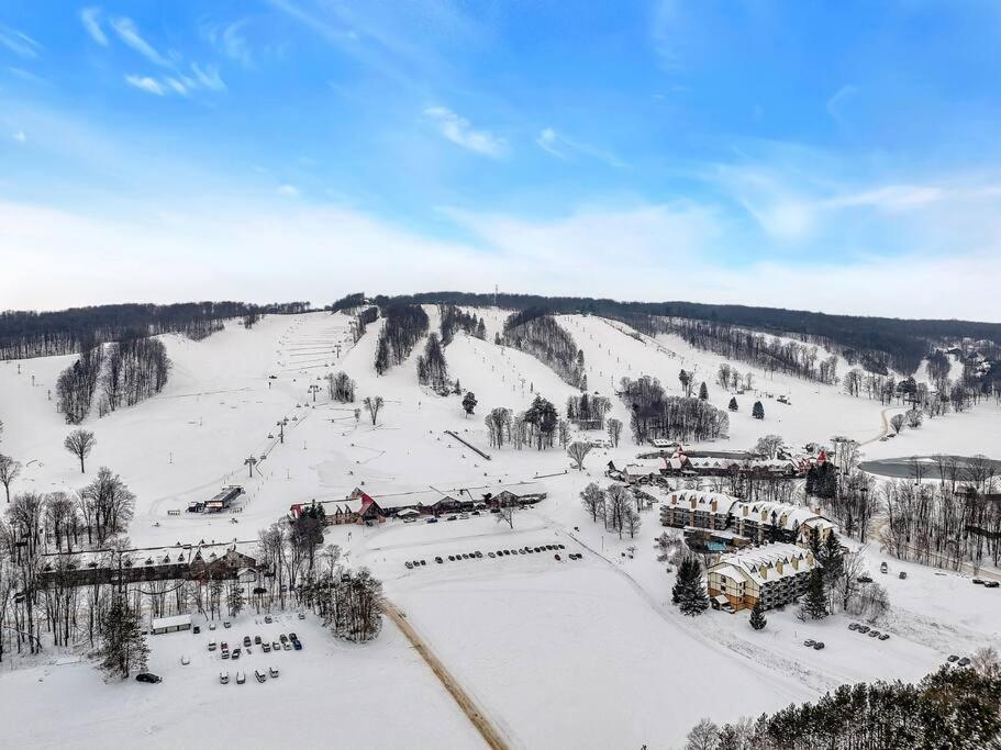 Mountain Cabin overlook Boyne near Nubs W/ Hot Tub photo 4