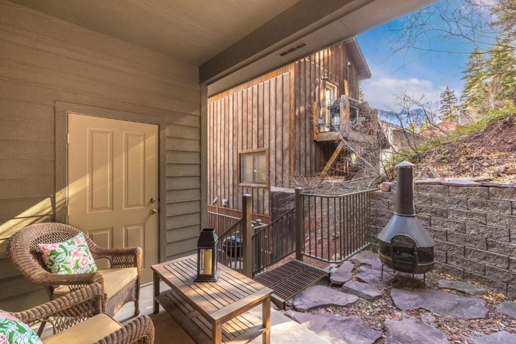 1558 Hinkson Terrace photo 4