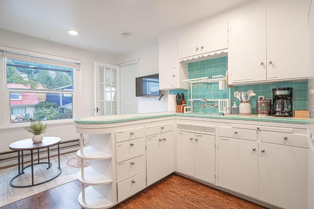 Seaside Serenity 1-BR Apt with peek-a-boo sound views photo 1