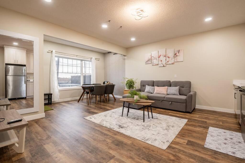 Cozy New-built Walk-Out Suite