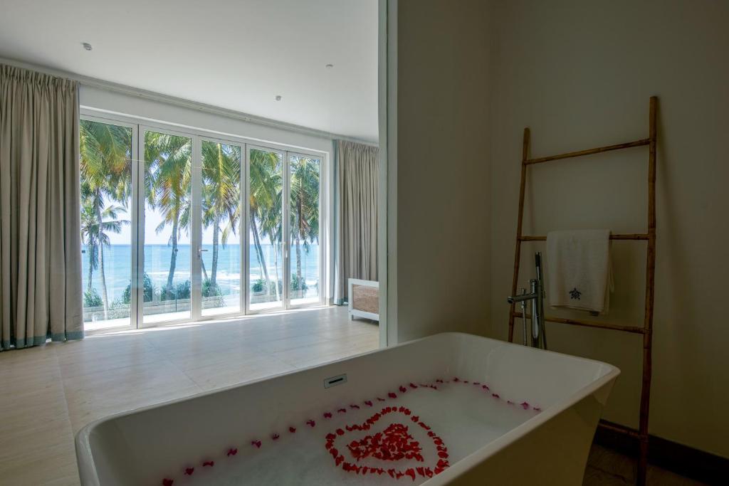 Weli Kasba - a 7-bedroom fully staffed beach villa photo 3
