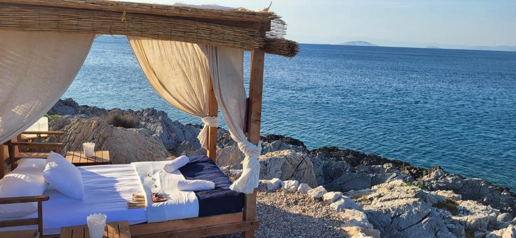 Aponisos island