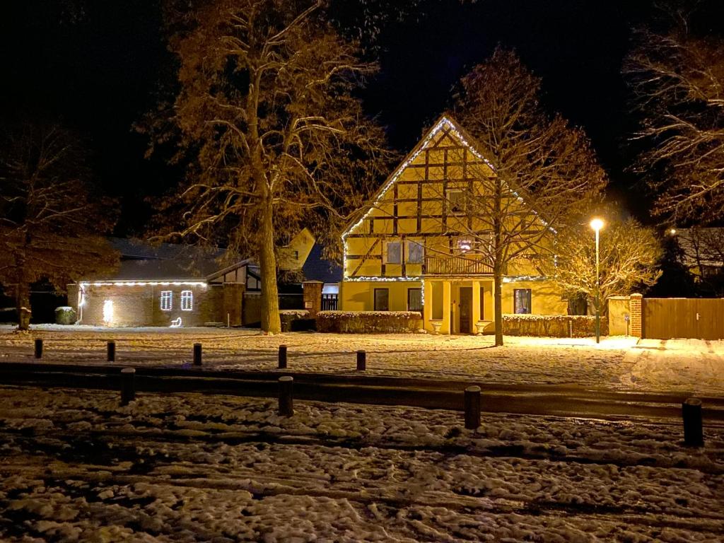 Altes Fachwerkhaus auf dem Land photo 1