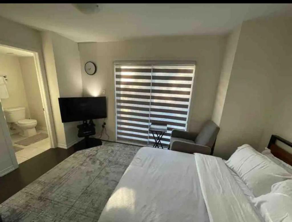 Ensuite guest room with separate entrance photo 4