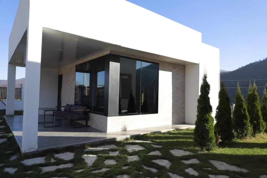 Modern House 2 photo 1