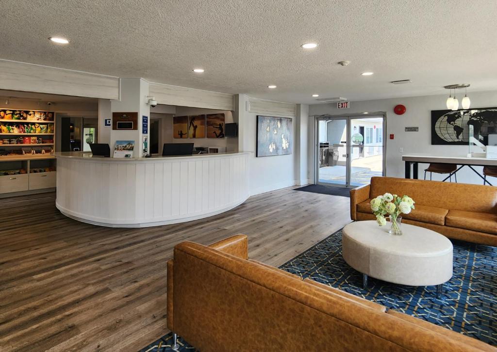 Days Inn by Wyndham Kelowna photo 2