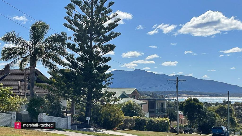 Bermagui Breeze Holiday House 3 bedroom, 18-20 Mumbulla St, Bermagui photo 1