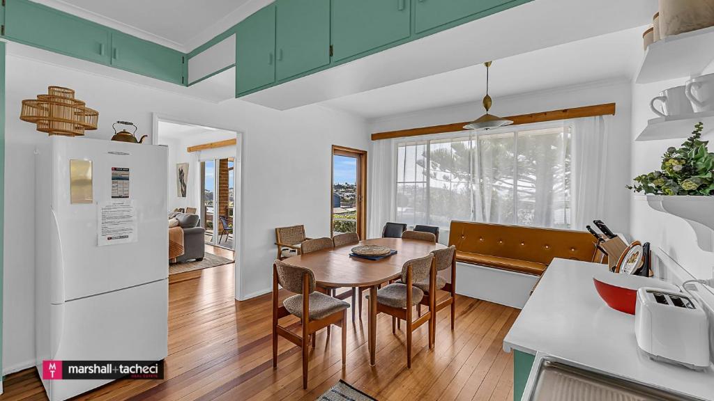 Bermagui Breeze Holiday House 3 bedroom, 18-20 Mumbulla St, Bermagui photo 2