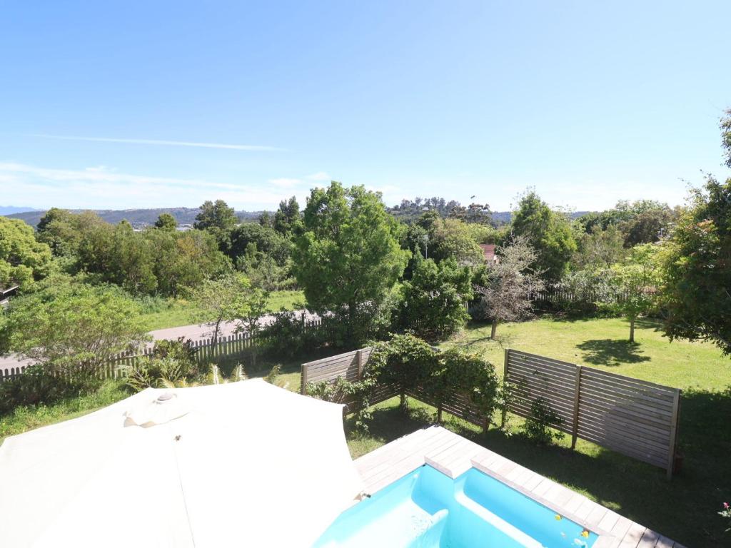 Lush Spacious Family Home between Beach & Town photo 4