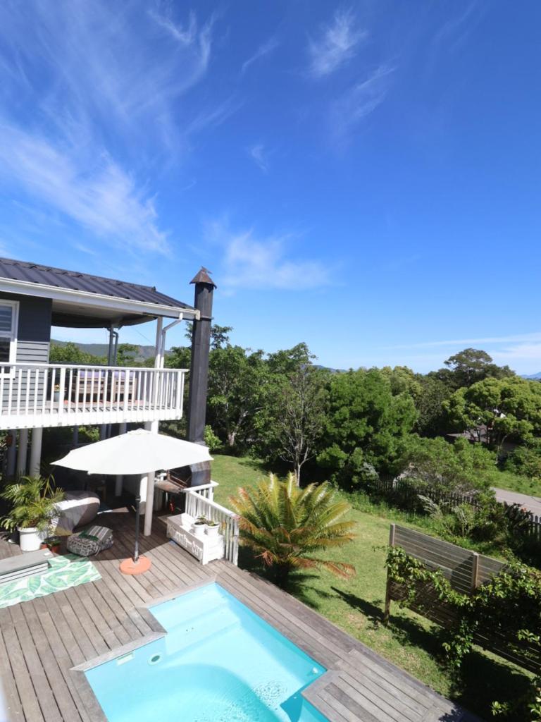 Lush Spacious Family Home between Beach & Town photo 3
