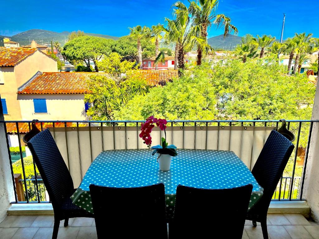 Modern, 2 bedrooms, Aircon, pool & fiber optic in a quiet, private gated domain 5kms to St Tropez photo 4
