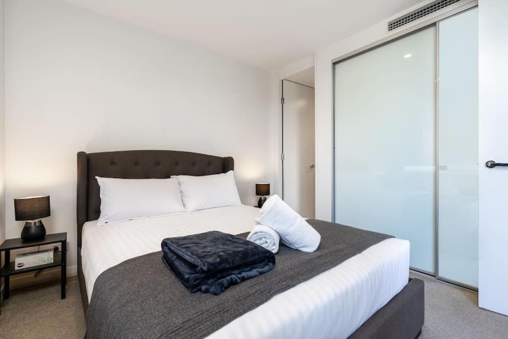 2BR apt in Governor Place 4 mins to Foreshore